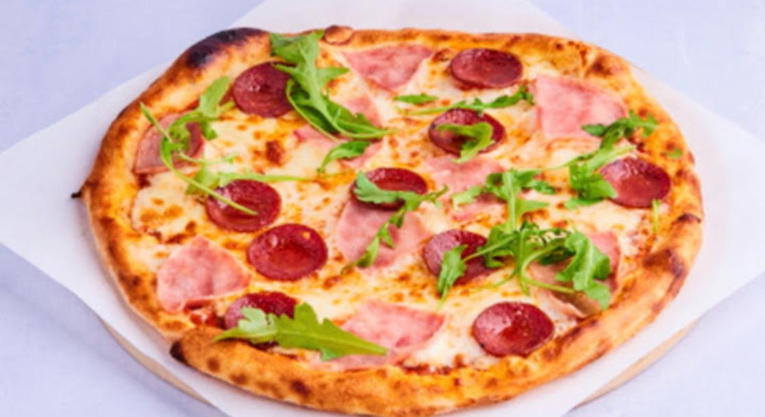 Ferskt brød og pizza fra kjøkkenet